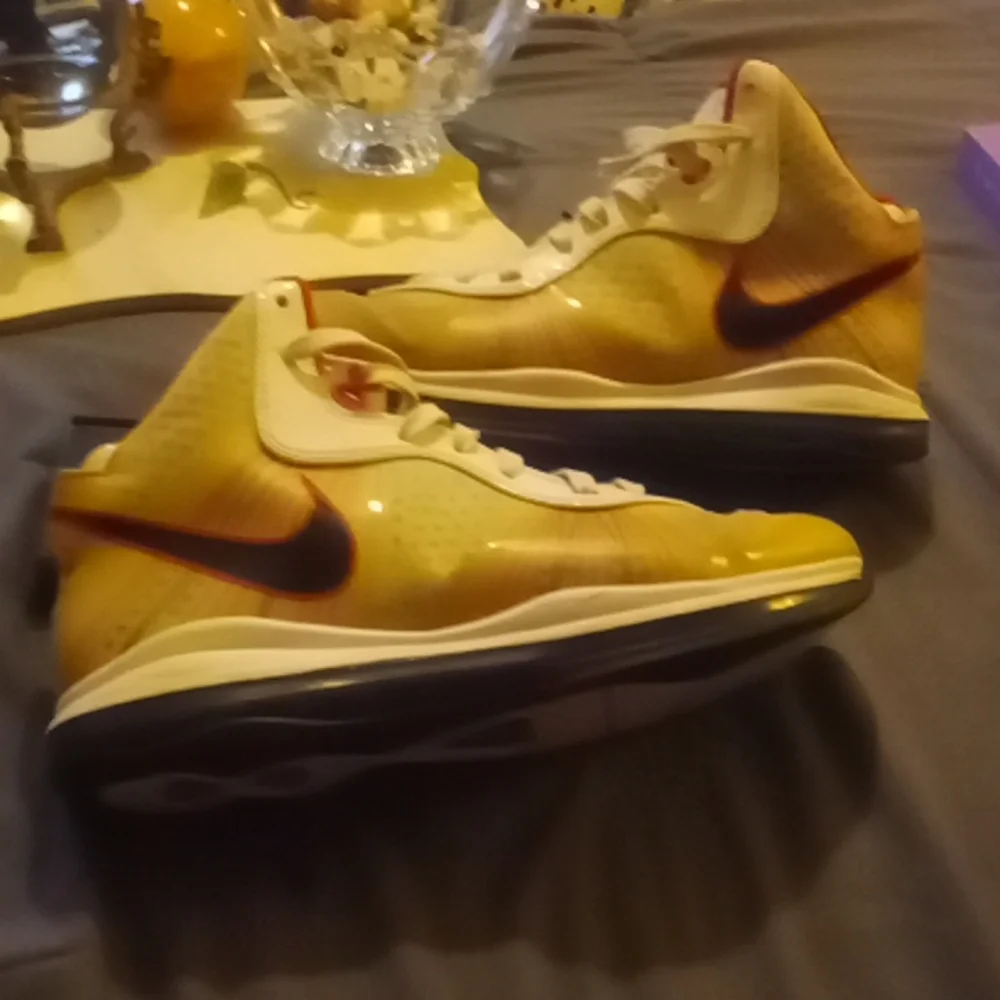 Labron 8 V2 - Picture 3 of 14